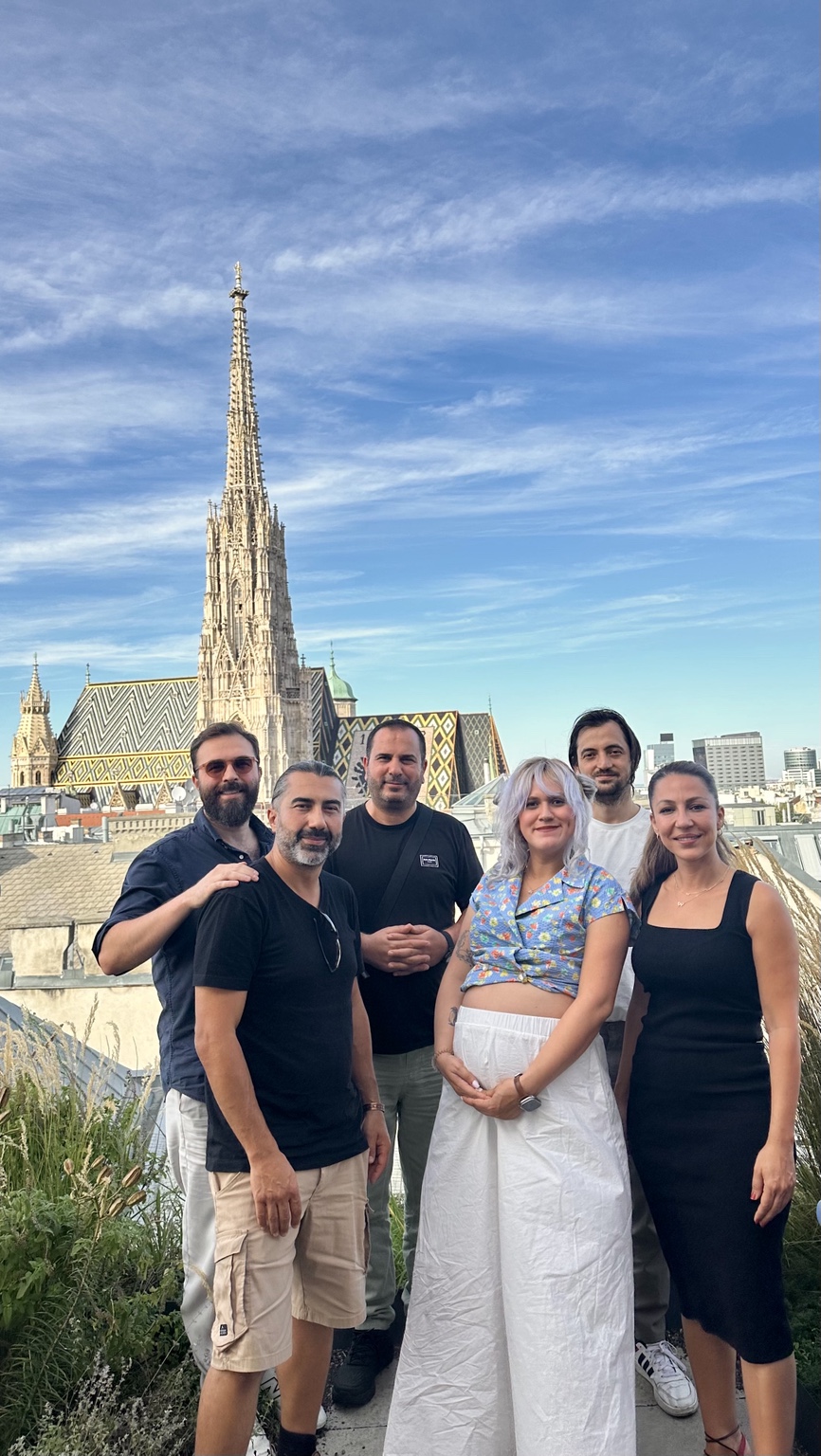 Gemeinsames Erinnerungsfoto vor dem Stephansdom in Wien
